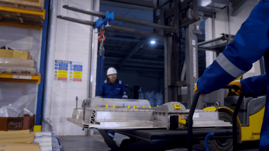 Cellcycle's staff working on disposing EV battery