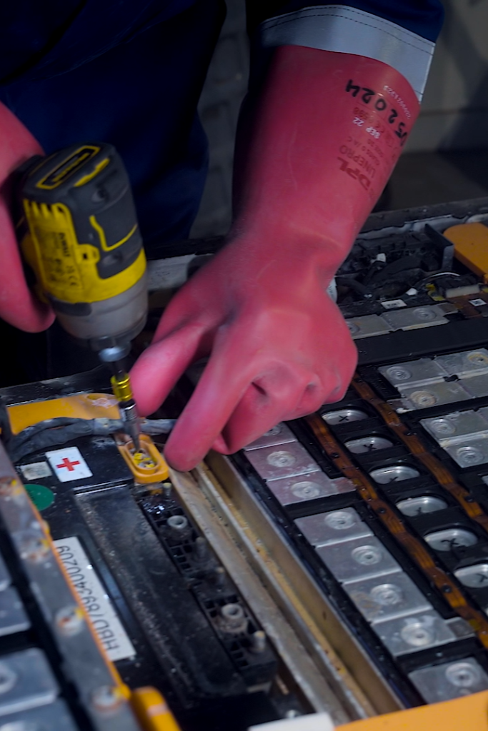 dismantling lithium ion for reuse purpose