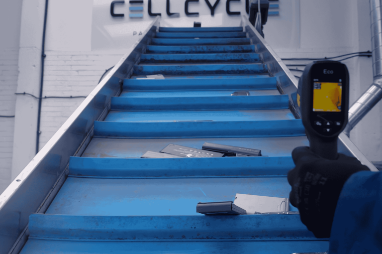 Checking the scrap battery temperature on the conveyor Cellcycle conveyor belt